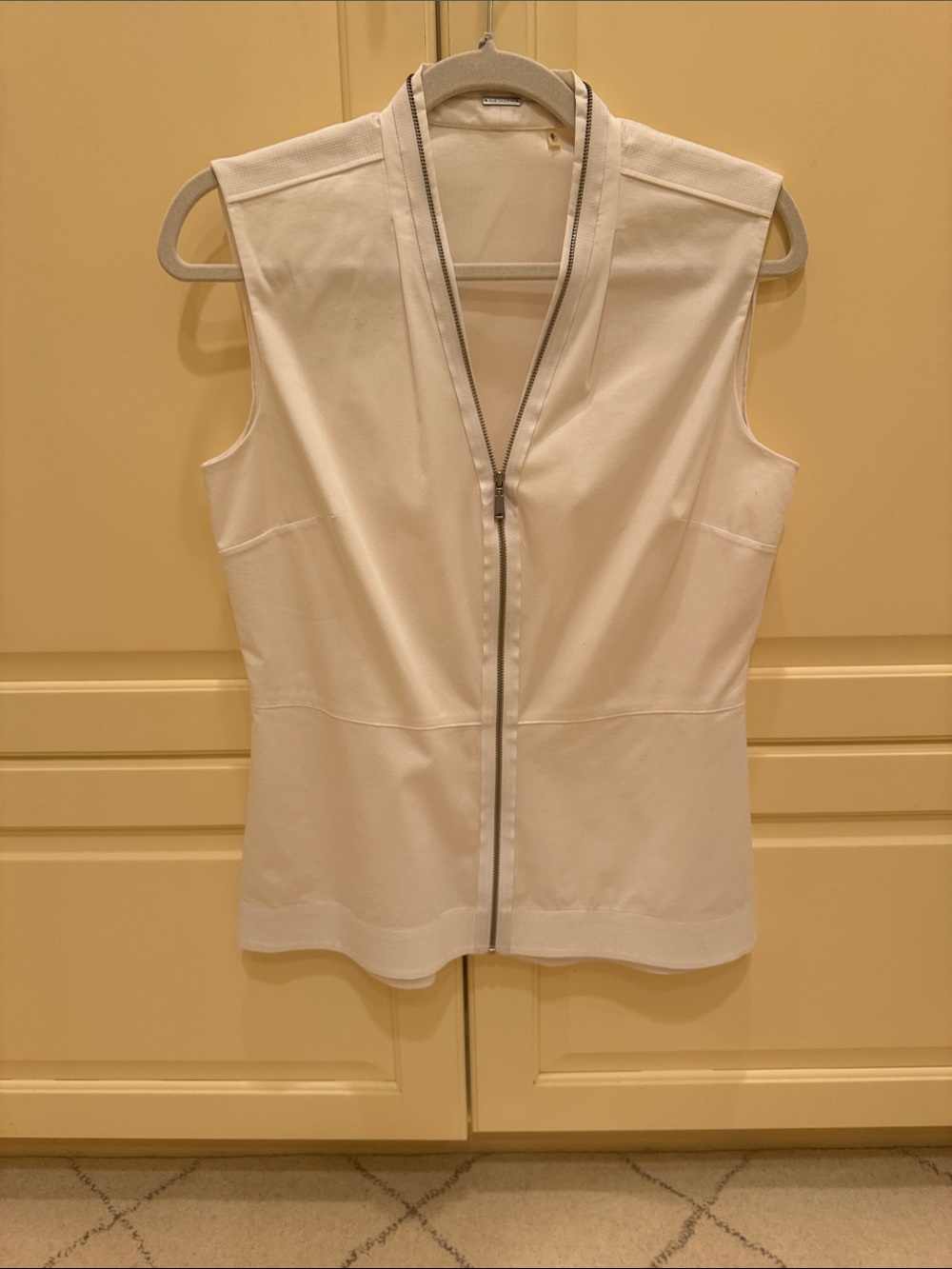 Elie Tahari whites Sleeveless Zip-Front shirt
